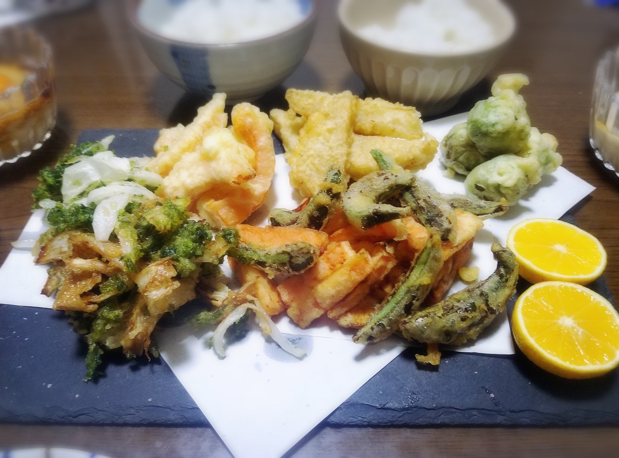 2022-3-19　春野菜の天ぷら(玉ねぎと海苔のかき揚げ、人参とスナップエンドウのかき揚げ、ヤーコンとカボチャの芽キャベツの天ぷら)