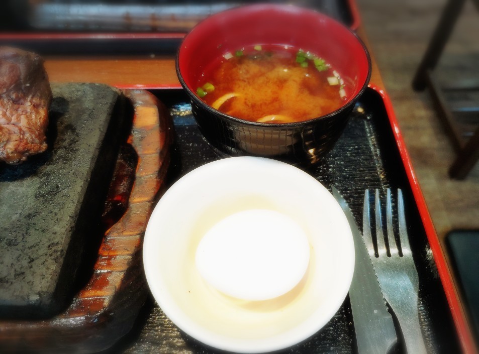 外食　2022-12-3　感動の肉と米　ハラミステーキセット(温泉卵、お味噌汁)
