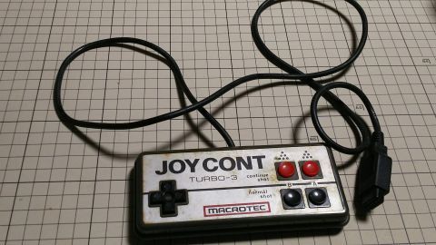こちら、かなり汚れた「JOY CONT TURBO-3（ジョイコンターボ3）」です。記憶が曖昧でしたが、昔のMSXパソコン用のコントローラだったことを思い出しました。