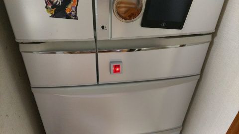 冷蔵庫に光るコイン投入口を取り付けました。