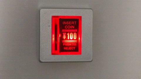 ボタン電池入りで、下のスイッチで光らせられます。「PUSH TO REJECT」の部分はボタン仕様にはなっていなくて押し込むことが出来ないのが残念ですが、造形は本物そっくりで良い出来です。