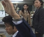 挙手する椎名先生